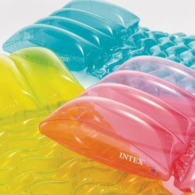 Três colchões insufláveis coloridos INTEX em azul, amarelo e rosa