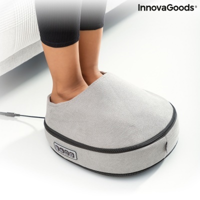 Dispositivo elétrico de massagem para os pés cinza da InnovaGoods em uso