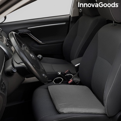 Assento e interior de carro com assento cinzento claro e encosto preto, volante preto e texto 'InnovaGoods'.