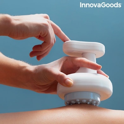 Dispositivo branco de massagem com nodos a ser usado numa perna, com fundo azul e logótipo InnovaGoods