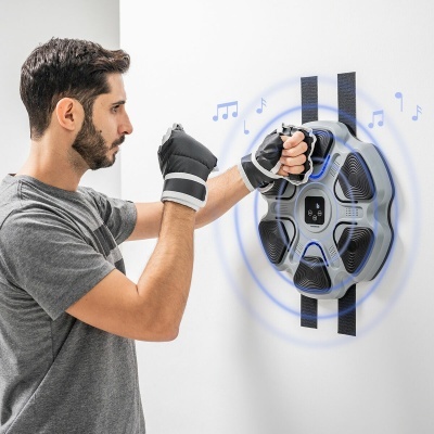 Homem a usar equipamento de treino circular com luzes azuis e notas musicais na parede branca.