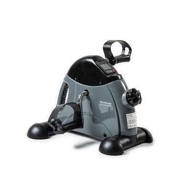 Pedalier cinzento e preto com pedais ajustáveis para exercício