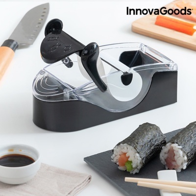 Dispositivo cortador de sushi preto e transparente com manivela próximo a sushi e faca