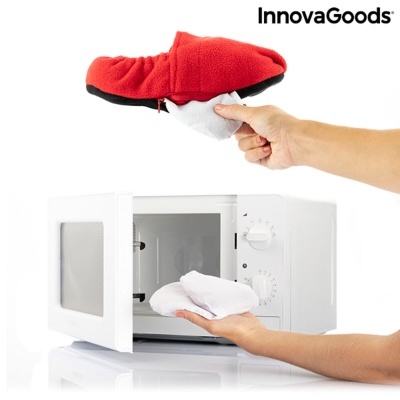 Chinelos vermelhos macios para micro-ondas com micro-ondas branco ao fundo