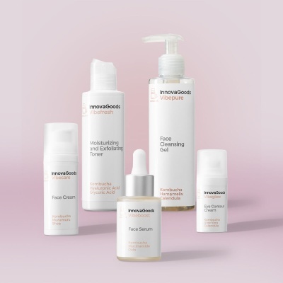 Produtos de cuidados de rosto InnovaGoods em embalagens brancas sobre fundo rosa claro