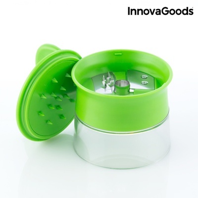 Triturador manual verde e transparente InnovaGoods com lâminas e tampa aberta