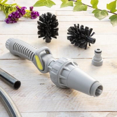 Conjunto de acessórios para mangueira de jardim com pistola cinzenta, escovas pretas e adaptador, sobre madeira clara