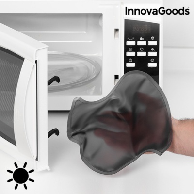 Micro-ondas branco aberto com objecto preto maleável na mão à frente e marca InnovaGoods à direita.
