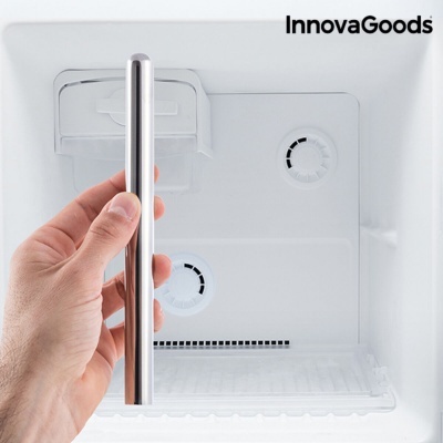 Mão segura vareta metálica dentro de congelador branco com reguladores de temperatura e texto InnovaGoods