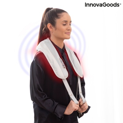 Mulher usando massajador cervical cinza da InnovaGoods com controle, destacando calor em vermelho
