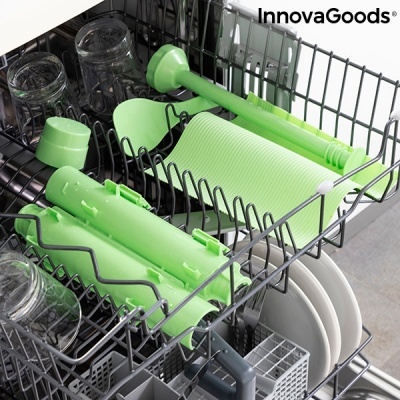 Maquina de lavar loiça com utensílios de cozinha verdes e loiça