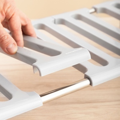 Suporte extensível cinza claro para utensílios de cozinha ajustado à mão