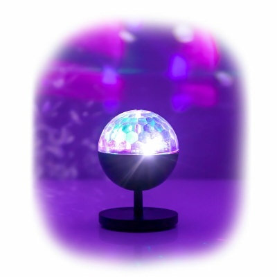 Lâmpada decorativa com base preta e luzes coloridas