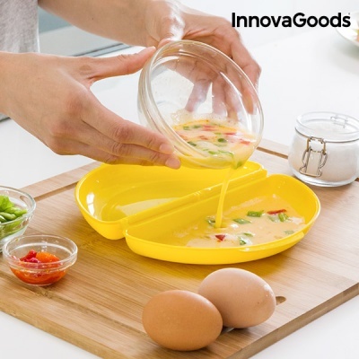 Forma amarela de plástico para omeletes com mistura de ovos sendo derramada, dois ovos crus e recipiente de vidro em tábua de madeira
