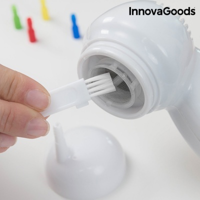 Dispositivo branco com filtro de malha sendo limpo com escova pequena, texto InnovaGoods.