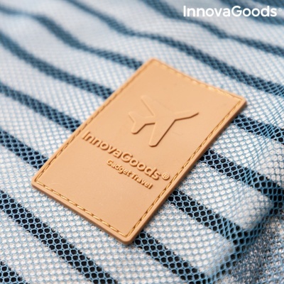 Etiqueta de couro com relevo de avião na malha azul às riscas.