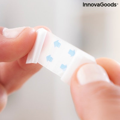 Mãos segurando fita adesiva branca com setas azuis e texto InnovaGoods no canto superior