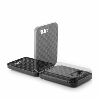 Estojo rígido preto com interior de espuma ondulada cinzenta aberto com clipe metálico