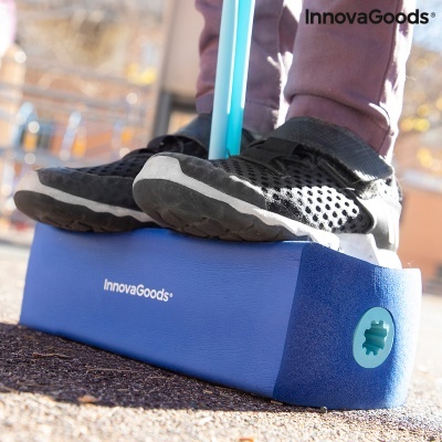 Suporte de exercício azul InnovaGoods com ténis pretos em cima