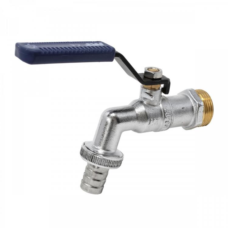 Torneira metálica prateada com cabo azul e bocal para mangueira