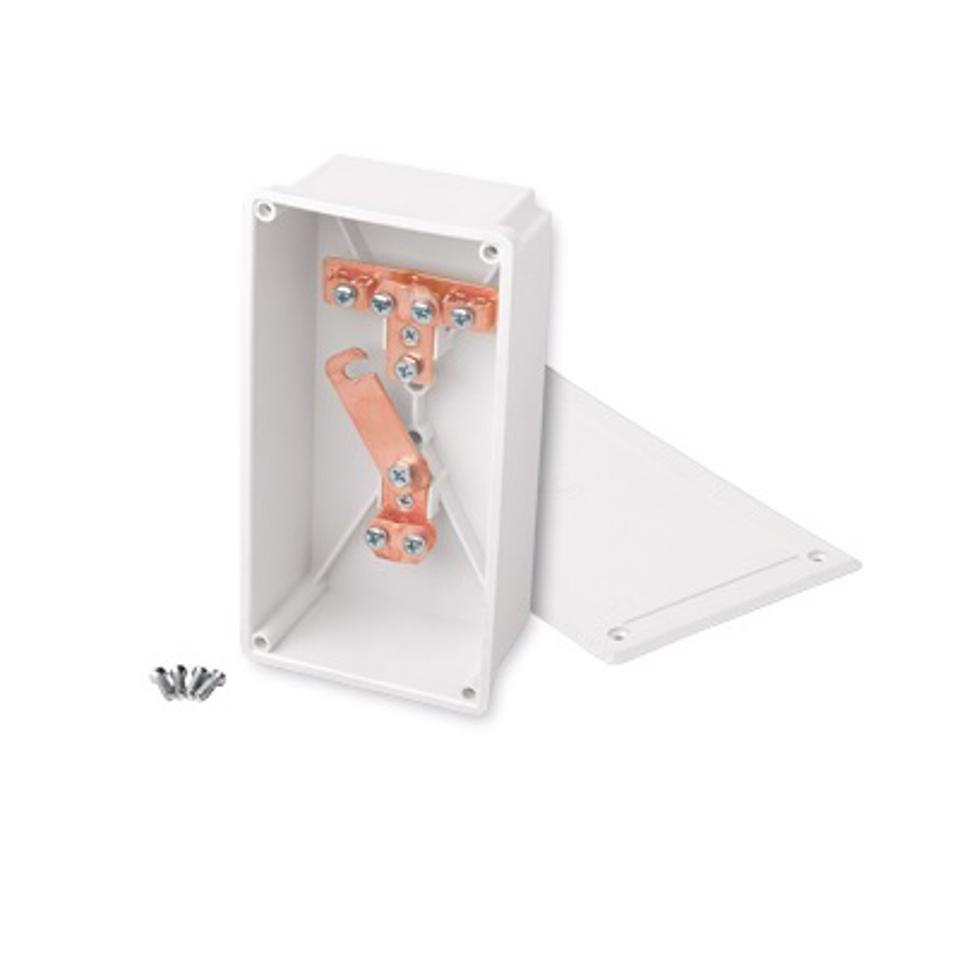 Caixa elétrica branca com componentes de cobre e parafusos