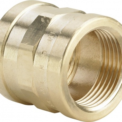 Conector metálico dourado com roscas internas visíveis