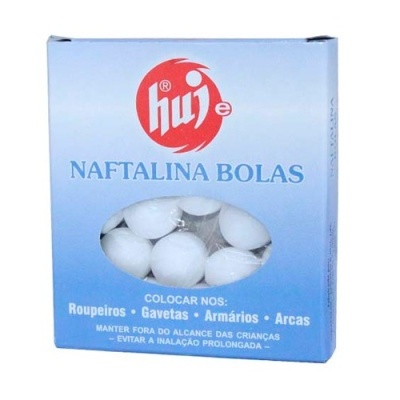 Embalagem azul claro com bolas brancas de naftalina da marca Hui