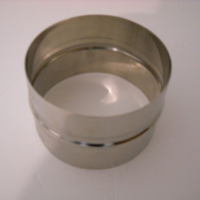 anel de metal cilíndrico prateado