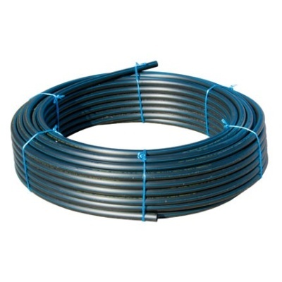 Rolo de tubo flexível preto enrolado com fitas azuis