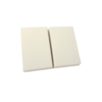 Dois blocos retangulares brancos lado a lado