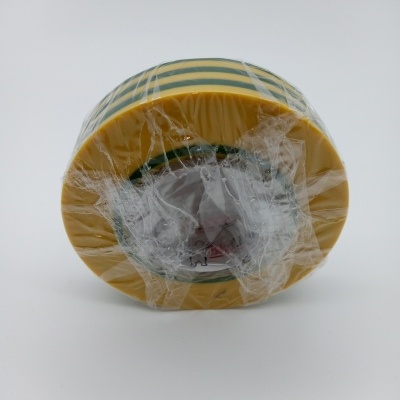 Rolo de fita adesiva amarela com riscas verdes em plástico transparente