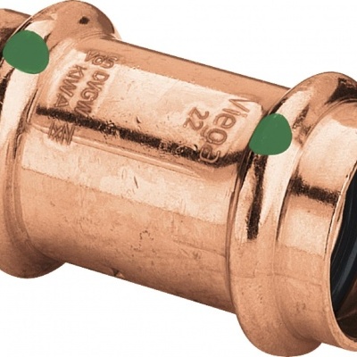 Conector de cobre metálico com inscrições e marcações verdes.