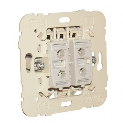 Tomada de parede dupla bege com estrutura metálica e texto MADE IN PORTUGAL