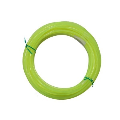 Rolo de tubo plástico verde fluorescente enrolado, amarrado com plástico verde