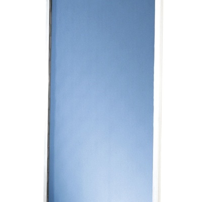 Painel retangular azul com moldura metálica e logótipos no canto inferior esquerdo