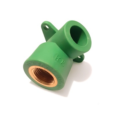 Conector verde em plástico com rosca metálica interna dourada