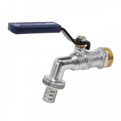 Torneira metálica prateada com cabo azul e bocal para mangueira