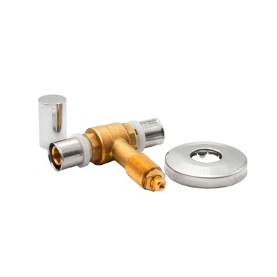 Válvula em latão com tampa e roseta cromadas em fundo branco