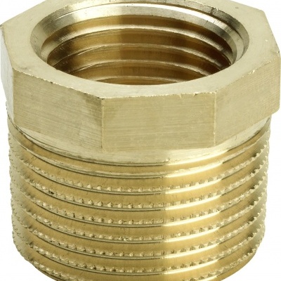 Adaptador de metal dourado com rosca e formato hexagonal
