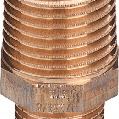 Conector macho metálico dourado com roscas externas e área hexagonal central gravada