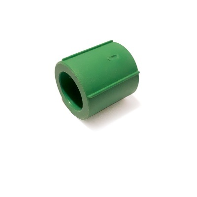Peça cilíndrica plástica verde com ranhuras em fundo branco