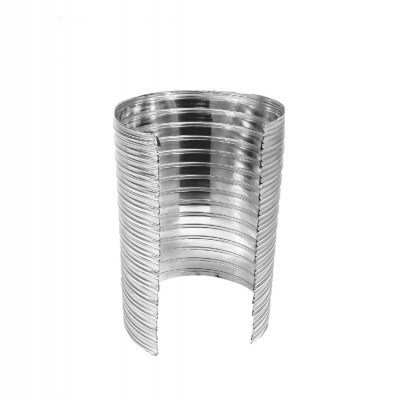 Tubo metálico prateado flexível com ranhuras horizontais