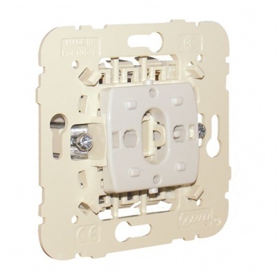 Interruptor elétrico quadrado creme com componentes metálicos