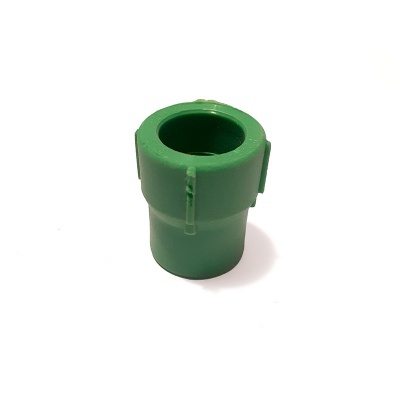 Peça plástica verde cilíndrica em fundo branco.