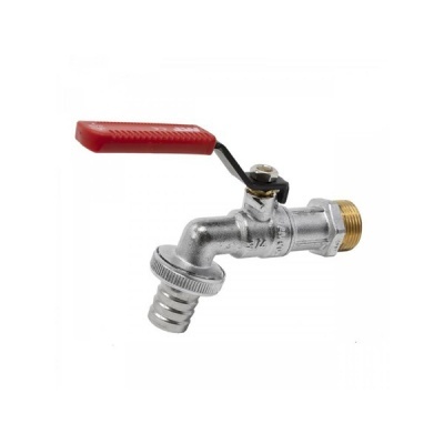 Torneira metálica prateada com pega vermelha e rosca dourada