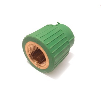 Adaptador de rosca verde com interior metálico dourado sobre fundo branco.