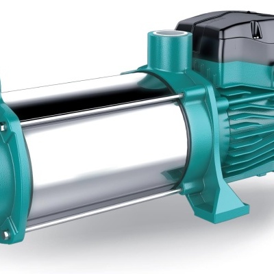Bomba de água elétrica verde com motor preto e corpo metálico prateado