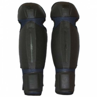 Protetores de caneleira e pé pretos com azul em fundo branco