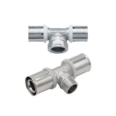 Conectores metálicos em forma de T para tubos sobre fundo branco