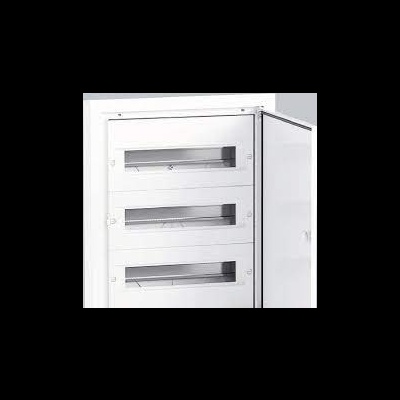 Três módulos metálicos brancos empilhados com janelas horizontais transparentes